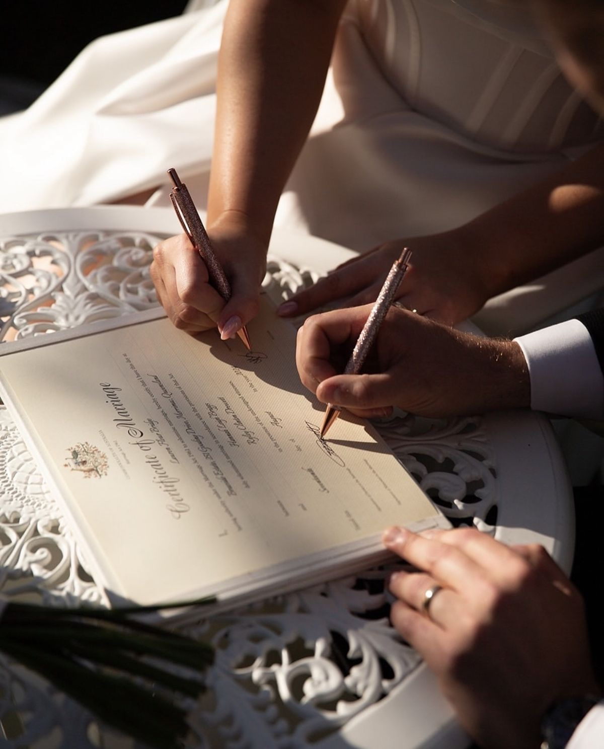 Des mariés signent leur registre de mariage