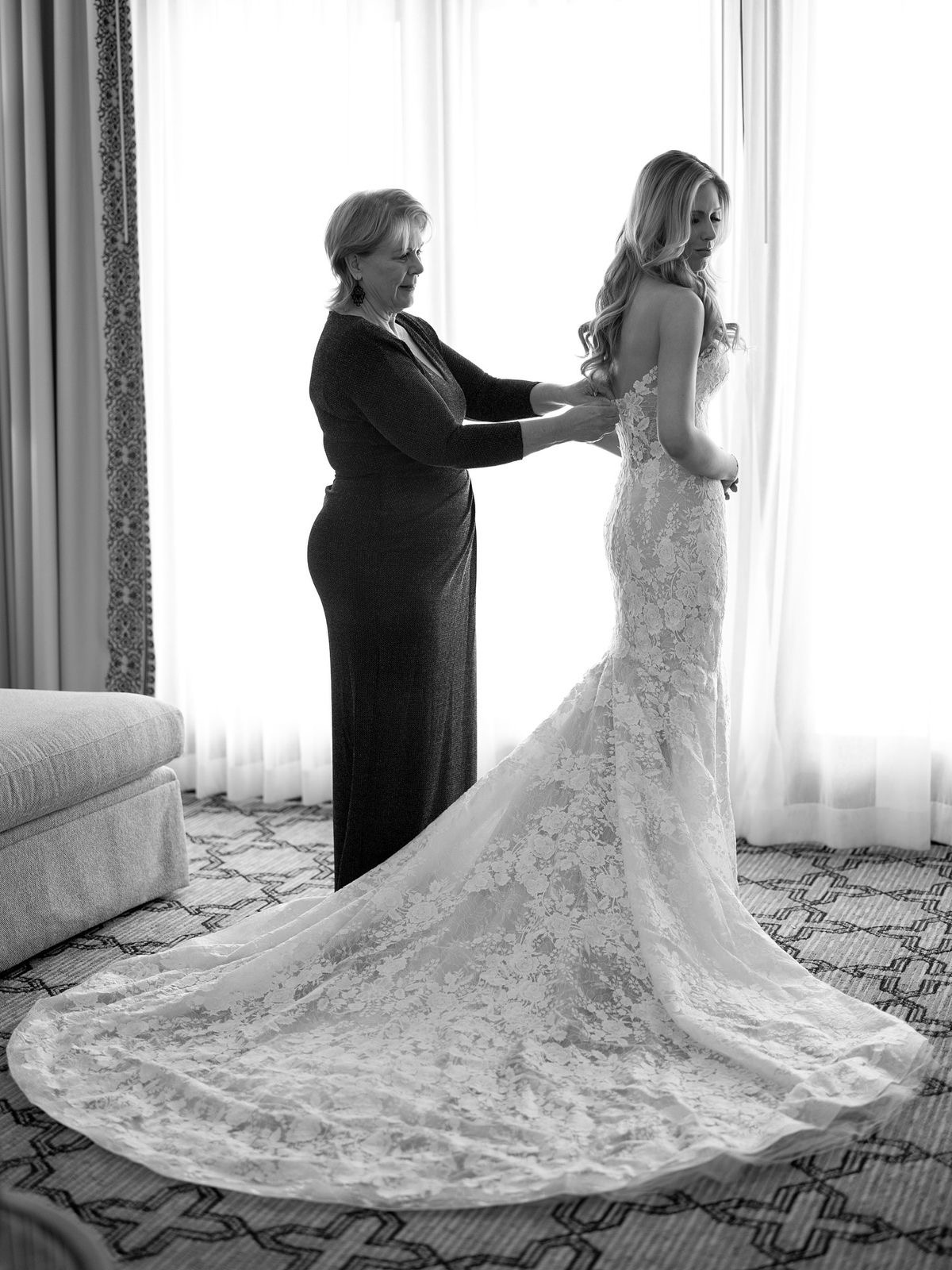 Une mariée se prépare, accompagnée d'une proche